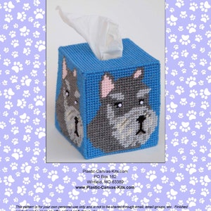 Pode incluir: Uma capa de caixa de lenços de tecido plástico azul e cinza com um design de cão Schnauzer. O padrão é apenas para uso pessoal e não deve ser compartilhado. O produto acabado pode ser dado como presente ou vendido em feiras de artesanato.