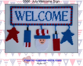 Puede incluir: Un patrón de lona de plástico para un letrero de bienvenida con un esquema de color rojo, blanco y azul. El letrero dice "WELCOME" y tiene estrellas, petardos y el Tío Sam colgando de él. El patrón es de Plastic-Canvas-Kits.com.