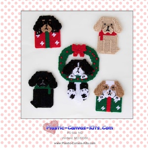 Könnte beinhalten: Fünf Weihnachtsornamente aus Plastik-Canvas mit Cocker Spaniel Hunden. Die Ornamente haben die Form eines Kranzes, eines Hundes, der ein Geschenk hält, und eines Hundes, der einen Schal trägt. Die Ornamente sind alle in den Farben Schwarz, Weiß, Braun, Grün und Rot gehalten.