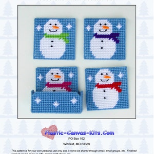 Peut inclure: Ensemble de quatre sous-verres en toile plastique bleue et blanche avec un motif de bonhomme de neige. Chaque sous-verre représente un bonhomme de neige avec une écharpe de couleur différente : verte, violette, rose et rouge. Les sous-verres sont parfaits pour ajouter une touche festive à votre décoration intérieure.