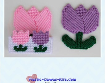 Puede incluir: Un conjunto de dos patrones de posavasos de lona de plástico con tulipanes. Los posavasos son de color rosa, morado y verde. El patrón es solo para uso personal y no debe compartirse.
