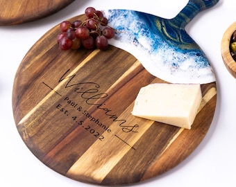 Tabla de quesos de resina oceánica redonda personalizada, tabla de charcutería de resina grabada, bandeja de charcutería de resina epoxi de acacia, regalo de boda