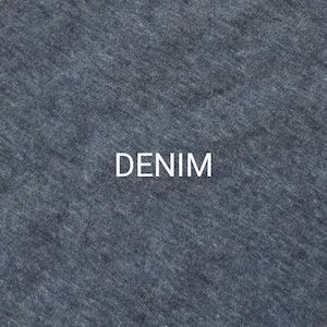 Pu&ograve; includere: Primo piano di un tessuto denim blu scuro con un motivo di trama diagonale. La parola "DENIM" &egrave; stampata in bianco al centro dell'immagine.