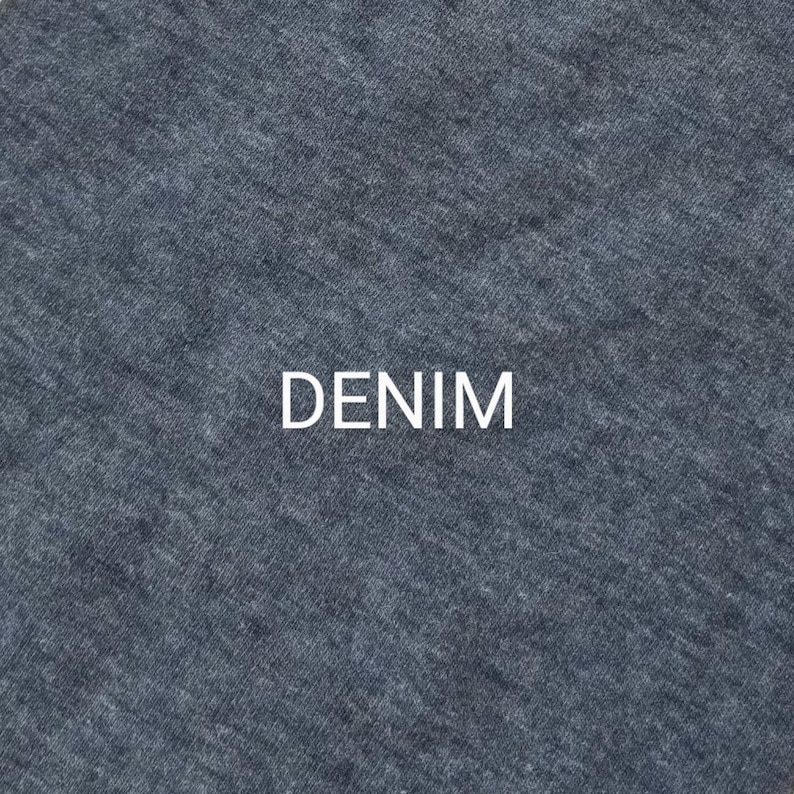 Pu&ograve; includere: Primo piano di un tessuto denim blu scuro con un motivo di trama diagonale. La parola "DENIM" &egrave; stampata in bianco al centro dell'immagine.