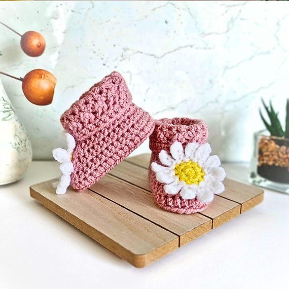Crochet Baby Booties with Daisy, Pink Newborn Gift Idea, Handmade Infant Slippers, Gender Reveal,Pregnancy Announcement, Coming Home Outfit