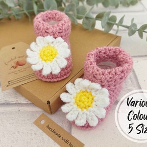 Pink Daisy Crochet Baby Booties, Newborn Gift Idea, Infant Slippers, Gender Reveal Idea,Pregnancy Announcement, Coming Home Outfit