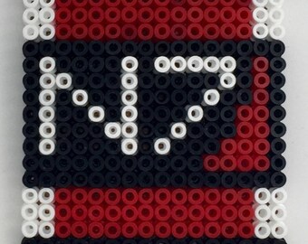 Könnte beinhalten: Quadratisches Pixel-Art-Design in Schwarz, Rot und Weiß. Das Design zeigt die Buchstaben "PS" in Weiß mit einem roten Rand und weißen Akzenten. Das Pixel-Art besteht aus kleinen, runden Perlen.