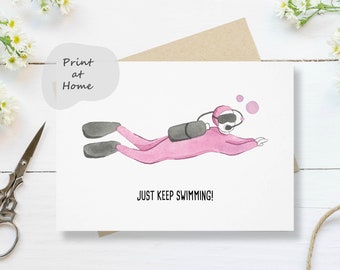 Puede incluir: Ilustración en acuarela de un buceador con traje rosa, máscara y aletas, con un tanque negro. El texto "JUST KEEP SWIMMING!" está debajo del buceador. Las palabras "Print at Home" están en una burbuja.