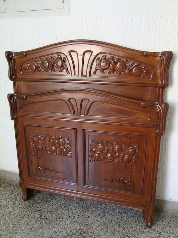 Lit Art Nouveau en noyer sculpté à thème floral, vers 1905 main image 0
