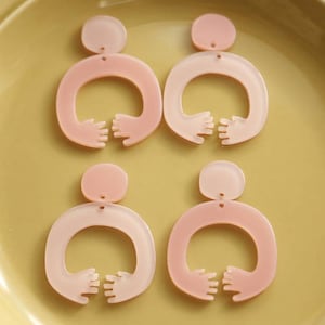 10pcs Acetate Pink Round Hug Arm Charm Pendants