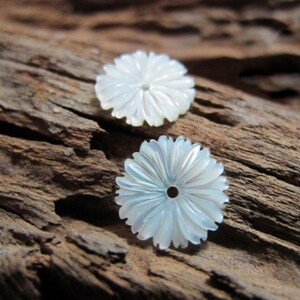 10PCS-White MOP Carved Mother of Pearl Shell Daisy Flowers Cabochon Unique for Earring Brooch Charm Pendant Craft Jewelry Making Supply