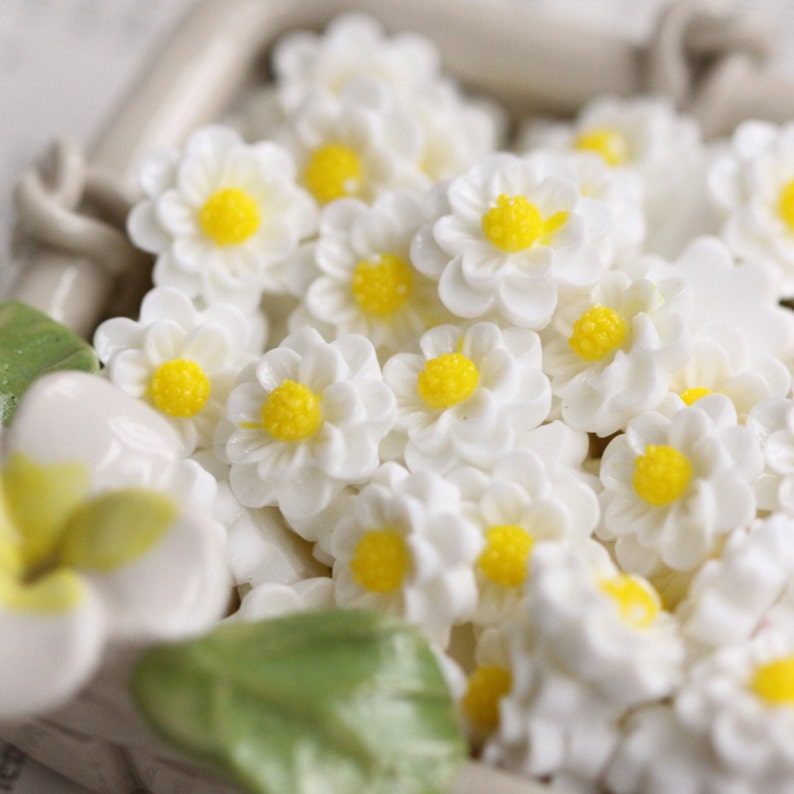 No Hole 25pcs 12MM Resin Flower Flat Back Cream Daisy Flower Resin Cabochon Craft