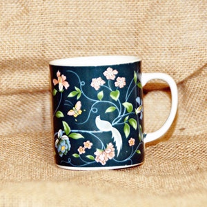 Grüne asiatische Blumenbecher, Vögel, Schmetterlinge, hergestellt in Japan, Pfingstrose, Chrysantheme, Kirschblüte, Taube, Kranich, mehrfarbige Blume, Kaffee, Tee