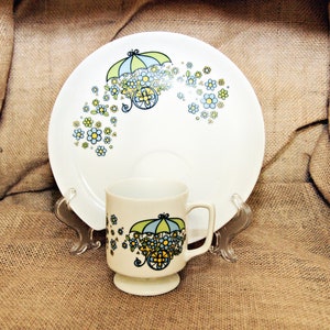Blumenwagen Snack Teller und Footed Cup Set, hergestellt in Japan, Blumen, blau, grün, gelb, wunderhaft, Tee-Party, Brunch, Garten-Party, Kitsch