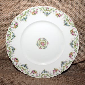 W.H. Grindley Co フローラルサラダプレート、英国製、スカラップリム、バラ、つる、リース、スワッグ、コテージコア、ファームハウスシック、紅茶、キッチュ