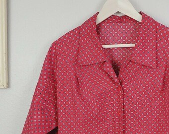 Get down and get FUNKY in this 1970s body-hugging short-sleeve stretch shirt with extra-funky collar and contrast red buttons Medium