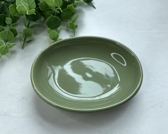 Porte-savon ovale en céramique vert sauge des années 2000 minimal cottagecore 4 x 5