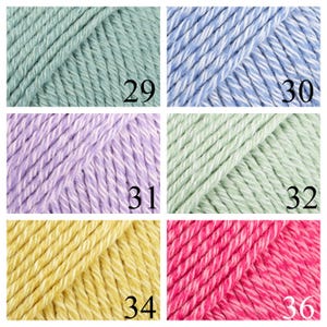 K&ouml;nnte beinhalten: Sechs Kn&auml;uel Garn in verschiedenen Farben. Die Farben sind hellgr&uuml;n, hellblau mit wei&szlig;en Flecken, helllila mit wei&szlig;en Flecken, hellgr&uuml;n mit wei&szlig;en Flecken, gelb und rosa mit wei&szlig;en Flecken. Jedes Kn&auml;uel hat eine Nummer: 29, 30, 31, 32, 34 und 36.