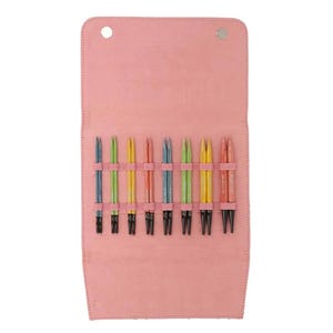 Op de afbeelding: Een roze, open breinaaldenetui met tien paar gekleurde breinaalden in blauw, groen, geel en oranje. De naalden zijn verticaal gerangschikt. Het etui heeft een magnetische sluiting.