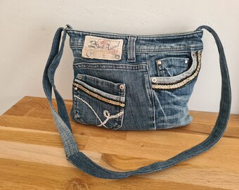 Praktische Jeanstasche "The red carpet"  Crossover, Upcycling, Recyclingjeans, nachhaltig, Umhängetasche, individuell handgefertigt.