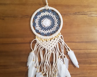 Attrape-rêves, dreamcatcher "gris lisse", crocheté, plumes blanches, perles en bois, bord blanc.