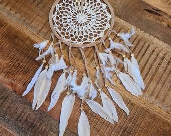 XL dream catcher, dream catcher "nature dream", crocheted, white feathers, wooden beads, natural colored edge.