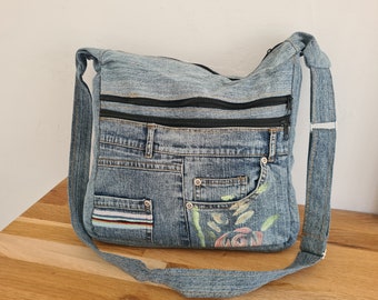 Sac en jean pratique « Flower Paint » crossover, upcycling, jeans recyclés, durable, sac à bandoulière, fait main individuellement.