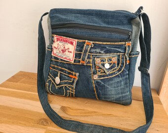 Sac en jean pratique « True Religion » crossover, upcycling, jeans recyclés, durable, sac à bandoulière, fait main individuellement.