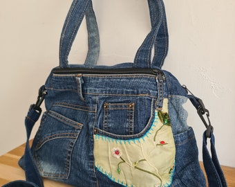 Sac en jean pratique « Flower Power » crossover, upcycling, jeans recyclés, durable, sac à bandoulière, fait main individuellement.