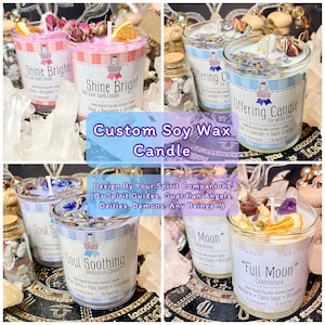 Può includere: Quattro candele di cera di soia con vari cristalli ed erbe al loro interno. Le candele sono etichettate "Shine Bright", "Offering Candle", "Soul Soothing" e "Full Moon".