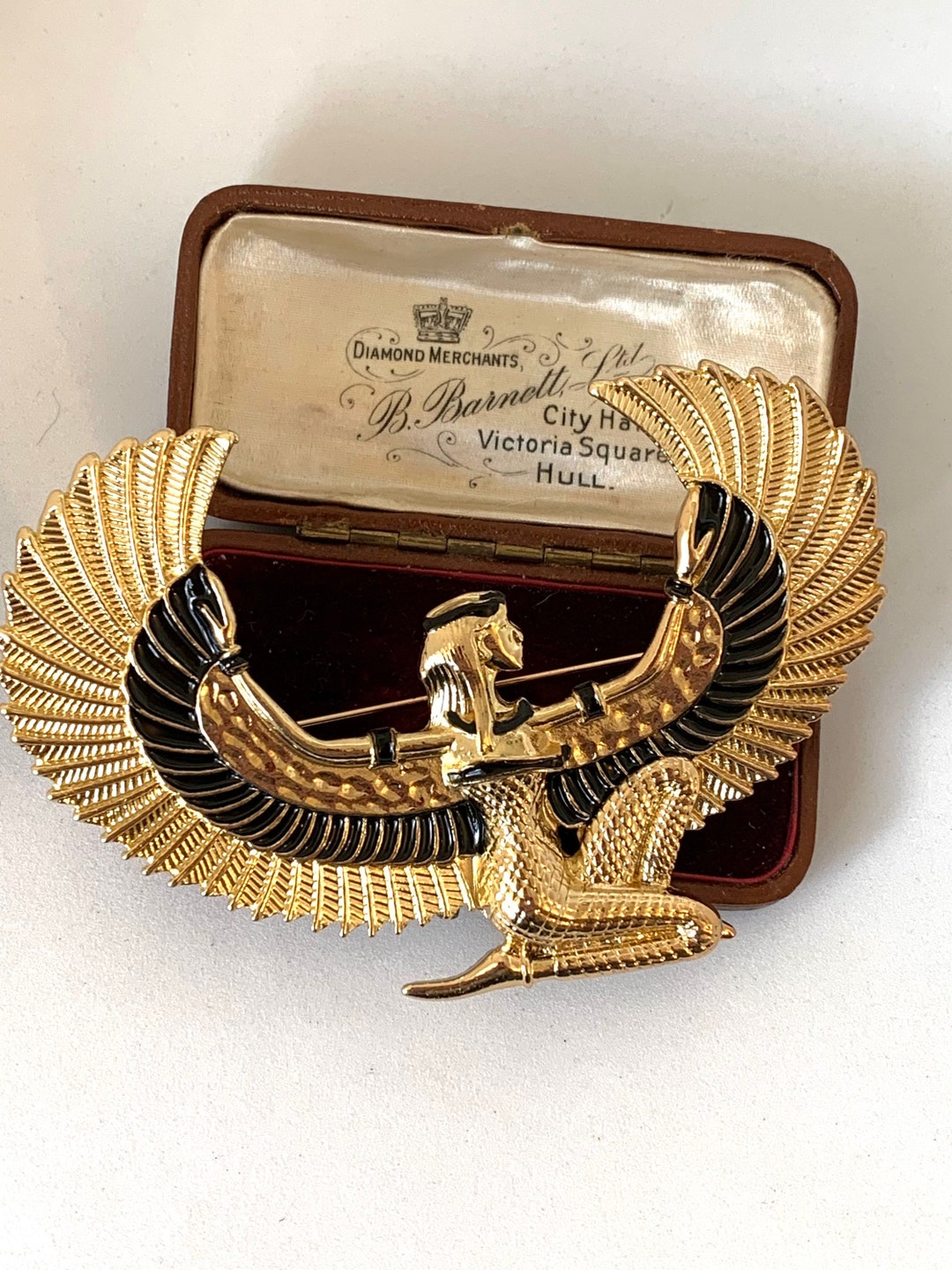 Collier Pendentif Déesse Isis Ailée - Plaqué Argent 18 - Longueur 46 Cm - Neuf Avec étiquettes