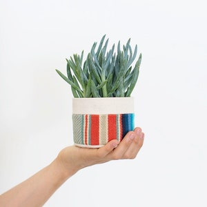 Petit planteur assis en toile naturelle | Rouge + Bleu