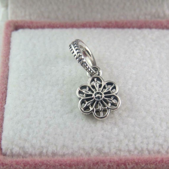 Daisy pendant hotsell pandora