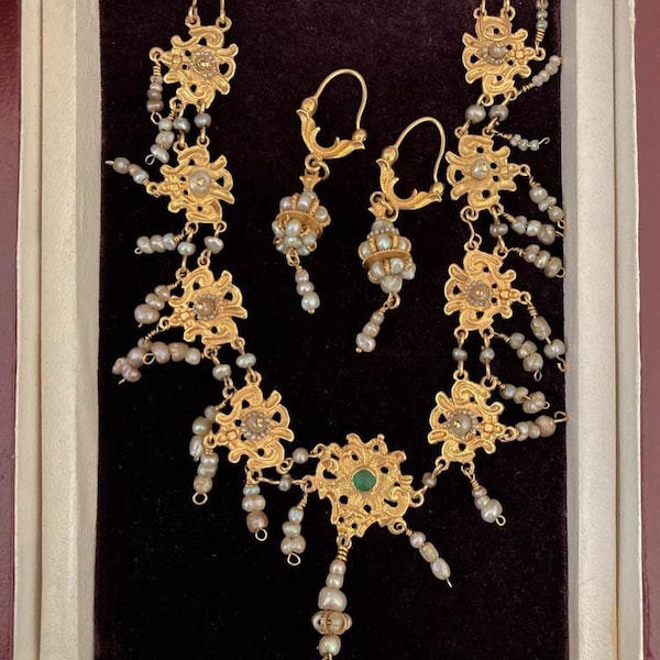 Ensemble collier et boucles d'oreilles en perles d'or antiques du XVIIIe siècle