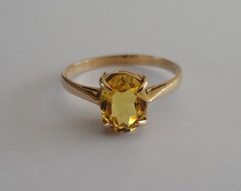 9ct gold ring claw set with a lovely sunny yellow citrine. Ring size approx. N  (6 3/4).