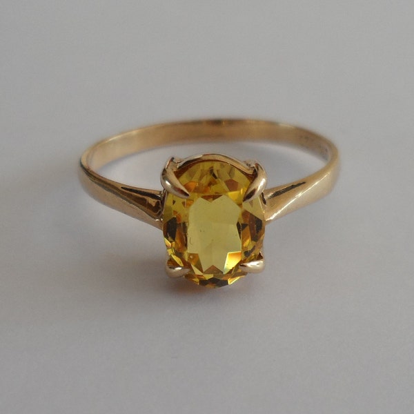 9ct gold ring claw set with a lovely sunny yellow citrine. Ring size approx. N  (6 3/4).