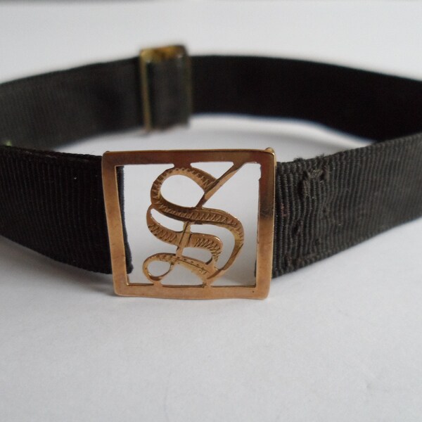 Bracelet de deuil ancien en ruban gros-grain avec un panneau central monogrammé en or 9 carats marqué de l'initiale « S ».