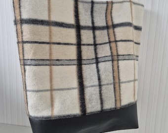 Checked tote bag with imitation leather at the bottom and zippered pocket inside