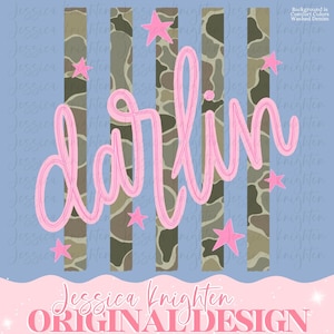 Puede incluir: Un diseño gráfico con la palabra darlin en cursiva rosa sobre cinco franjas verticales de camuflaje. El fondo es azul claro con estrellas rosas dispersas. La parte inferior incluye el texto Jessica Knighten ORIGINAL DESIGN.