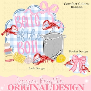 Puede incluir: Diseño gráfico con el texto "Belle of the Boil", cangrejos rojos, una olla y alimentos. El diseño incluye un lazo rosa y las palabras "Comfort Colors: Banana" y "Pocket Design".