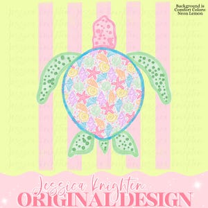 Op de afbeelding: Een kleurrijke zeeschildpad illustratie met een schelpenpatroon van schelpen en zeesterren. De schildpad is omlijnd in blauw en groen, met een roze kop en vinnen. De achtergrond is een streepjespatroon met de tekst "Jessica Knighten ORIGINAL DESIGN".