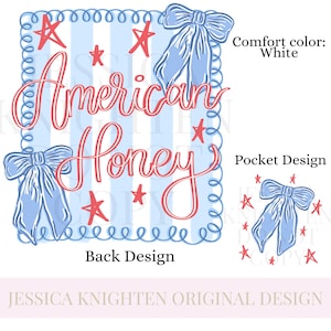Peut inclure: Un motif bleu et rouge avec le texte "American Honey" sur un fond rayé bleu et blanc. Le motif comprend un nœud bleu et des étoiles. Le texte "Back Design" est en bas de l'image. Le texte "Comfort color: White" et "Pocket Design" sont sur le côté droit de l'image. Le motif comprend un nœud bleu et des étoiles.