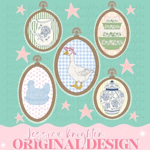 Może przedstawiać: Cyfrowa ilustracja z oprawionymi obrazami w stylu vintage: dzbanek, miski, gęś, kurczak i wazon. Różowe gwiazdki i tekst "Jessica Knighten Original Design" otaczają ramki.