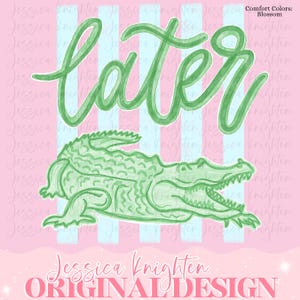 Könnte beinhalten: Illustration eines grünen Alligators mit dem Wort "later" in Schreibschrift. Der Hintergrund hat rosa und hellblaue vertikale Streifen. Der Text "Comfort Colors: Blossom" und "Jessica Knighten ORIGINAL DESIGN" sind ebenfalls vorhanden.