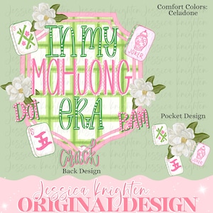 Könnte beinhalten: Ein digitales Design mit dem Text "In My Mahjong Era" in Grün und Rosa, umgeben von Mahjong-Steinen und weißen floralen Akzenten. Das Design enthält die Wörter "Dot", "Crack" und "Bam", mit dem Namen des Designers unten.