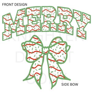 Pode incluir: Texto "Merry" em verde e vermelho sobre fundo branco e um laço verde e vermelho sobre fundo branco. O texto tem um padrão de listras vermelhas e verdes com pontos brancos. O laço tem um padrão de listras vermelhas e verdes com pontos brancos.
