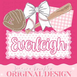 Könnte beinhalten: Ein pinkfarbenes Baseball-Design mit einer weißen Schleife mit Baseball-Nähten, einem Schläger und einem Handschuh. Der Name "Everleigh" ist in weißer Schrift auf einem pinkfarbenen Hintergrund mit Polka-Dots geschrieben. Die Worte "Jessica Knighten ORIGINAL DESIGN" stehen unten.