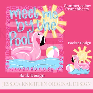 Puede incluir: Flotador de piscina rosa en forma de flamenco con una piscina azul y una pelota de playa amarilla. El texto "Meet me by the Pool" está escrito en azul y blanco. El fondo es rosa con rayas blancas. El texto "Comfort color: Crunchberry" está escrito en blanco. El texto "Pocket Design" está escrito en blanco. El texto "Back Design" está escrito en blanco. El texto "JESSICA KNIGHTEN ORIGINAL DESIGN" está escrito en blanco.