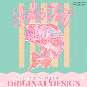 Puede incluir: Ilustración rosa y naranja de un pez con las palabras "Shake That" en escritura rosa encima. El fondo presenta rayas verticales de color naranja claro y azul claro. Las palabras "Jessica Knighten Original Design" están en la parte inferior.