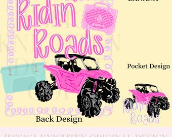Peut inclure: Conception graphique avec un véhicule tout-terrain rose et des accents noirs. Les mots "Ridin Roads" sont en script rose, avec une glacière, un boombox et le texte "Back Design" et "Pocket Design". Le fond est jaune clair.